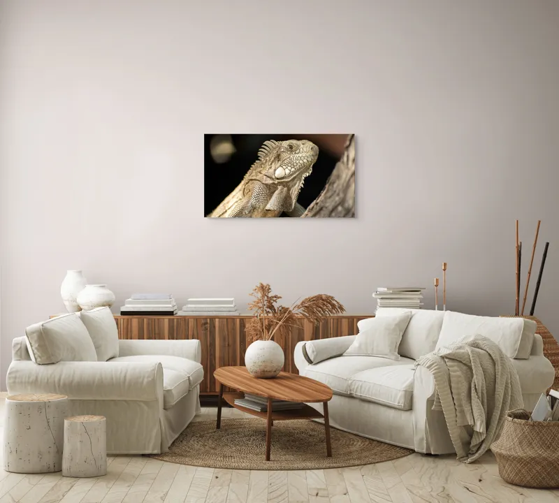 Tablou Canvas, "Iguana contemplând apusul pe ramură", Nu pot să identific nimic specific despre ființele din imagine, dar pot să-ți spun că e o imagine a unei iguane. Dacă ai nevoie de altceva, sunt aici să te ajut!, 90 x 50 cm – poza 4