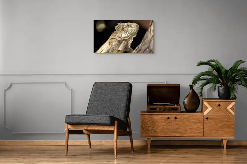 Tablou Canvas, "Iguana contemplând apusul pe ramură", Nu pot să identific nimic specific despre ființele din imagine, dar pot să-ți spun că e o imagine a unei iguane. Dacă ai nevoie de altceva, sunt aici să te ajut!, 90 x 50 cm – poza 6