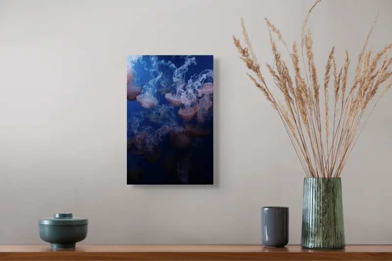 Tablou Canvas, "Dansul grațios al meduzelor colorate", Eteric, Grațios, Albastru, Misterios, Acvatic, Delicat, Fluid, Lumină, Vibrant, Calm, 26 x 39 cm – poza 5