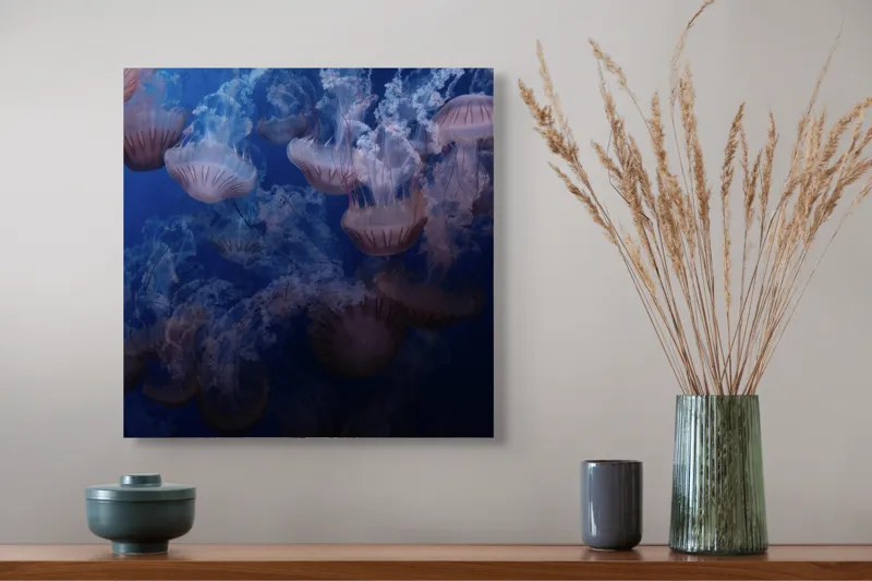 Tablou Canvas, "Dansul grațios al meduzelor colorate", Eteric, Grațios, Albastru, Misterios, Acvatic, Delicat, Fluid, Lumină, Vibrant, Calm, 50 x 50 cm – poza 4