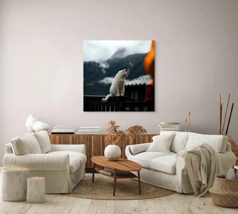 Tablou Canvas, "Pisica albă în munți înzăpeziți", Pisică, Albă, Balustradă, Munți, Nori, Peisaj, Calm, Rece, Frumusețe, Natural., 100 x 100 cm – poza 3