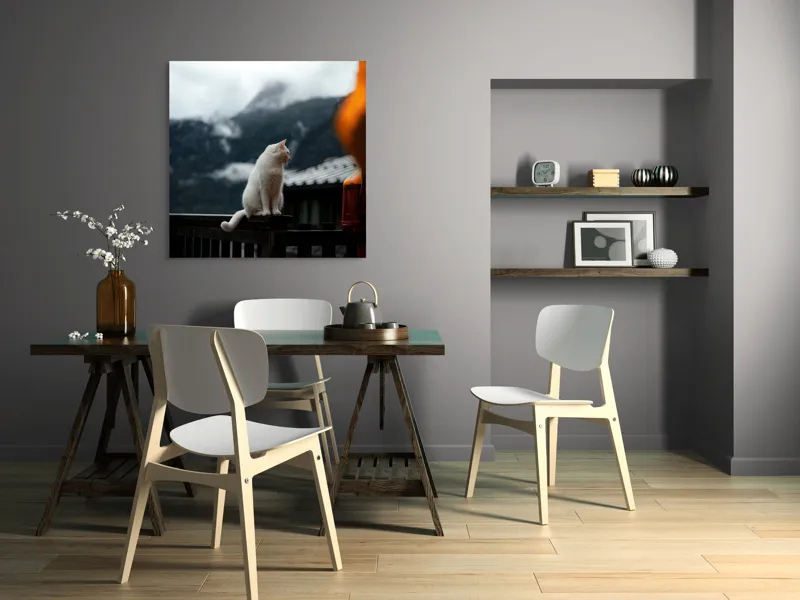 Tablou Canvas, "Pisica albă în munți înzăpeziți", Pisică, Albă, Balustradă, Munți, Nori, Peisaj, Calm, Rece, Frumusețe, Natural., 100 x 100 cm – poza 6