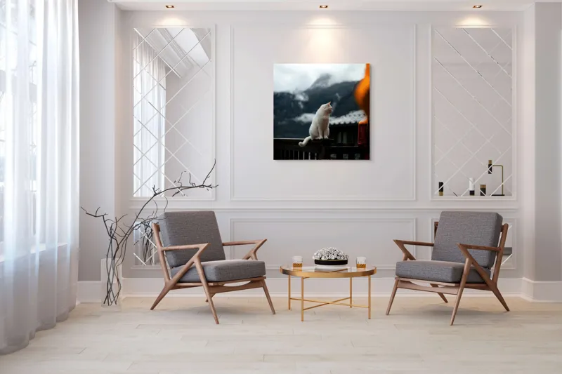 Tablou Canvas, "Pisica albă în munți înzăpeziți", Pisică, Albă, Balustradă, Munți, Nori, Peisaj, Calm, Rece, Frumusețe, Natural., 100 x 100 cm – poza 7