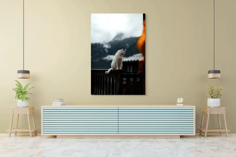 Tablou Canvas, "Pisica albă în munți înzăpeziți", Pisică, Albă, Balustradă, Munți, Nori, Peisaj, Calm, Rece, Frumusețe, Natural., 100 x 150 cm – poza 4