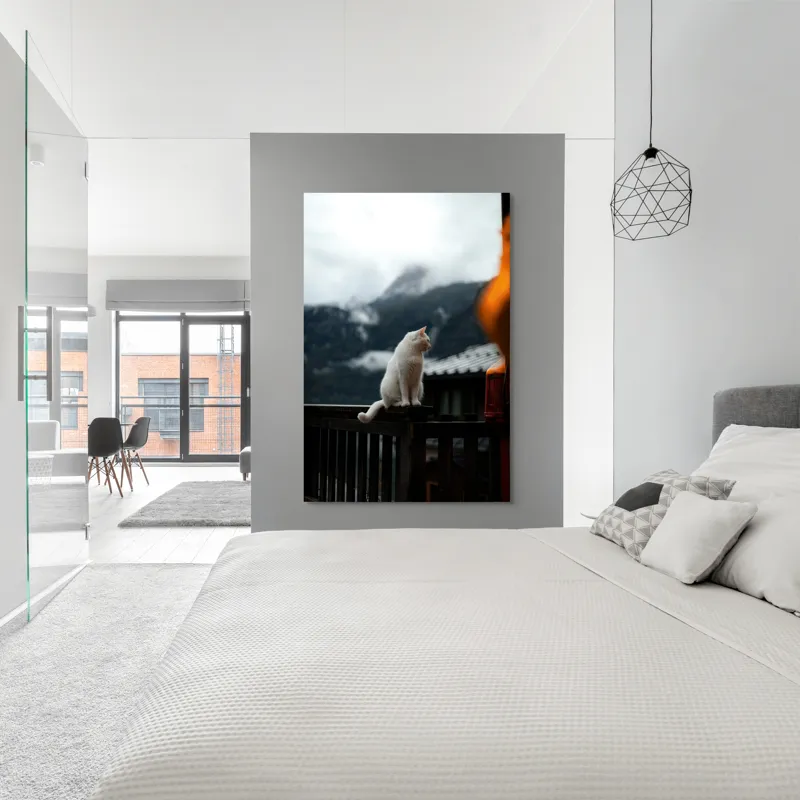 Tablou Canvas, "Pisica albă în munți înzăpeziți", Pisică, Albă, Balustradă, Munți, Nori, Peisaj, Calm, Rece, Frumusețe, Natural., 100 x 150 cm – poza 5