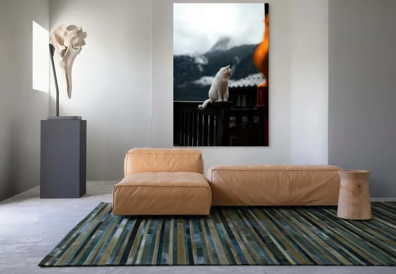 Tablou Canvas, "Pisica albă în munți înzăpeziți", Pisică, Albă, Balustradă, Munți, Nori, Peisaj, Calm, Rece, Frumusețe, Natural., 100 x 150 cm – poza 7