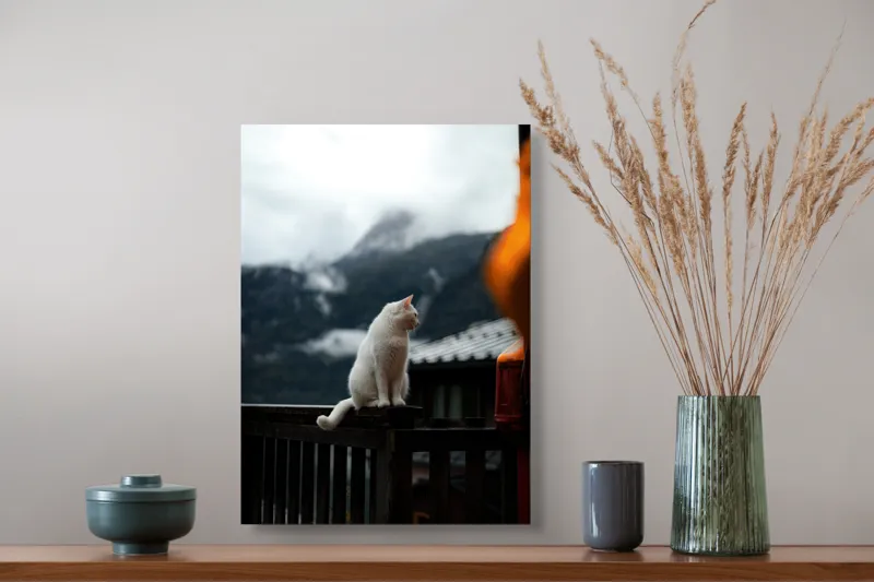 Tablou Canvas, "Pisica albă în munți înzăpeziți", Pisică, Albă, Balustradă, Munți, Nori, Peisaj, Calm, Rece, Frumusețe, Natural., 39 x 54 cm – poza 3