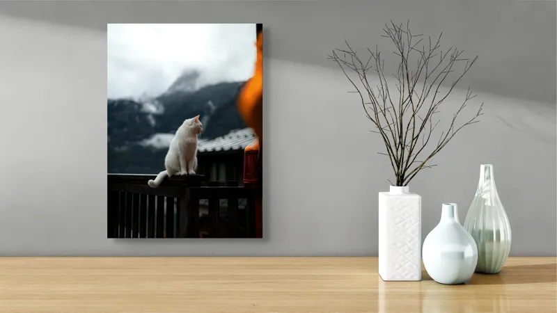 Tablou Canvas, "Pisica albă în munți înzăpeziți", Pisică, Albă, Balustradă, Munți, Nori, Peisaj, Calm, Rece, Frumusețe, Natural., 39 x 54 cm – poza 4