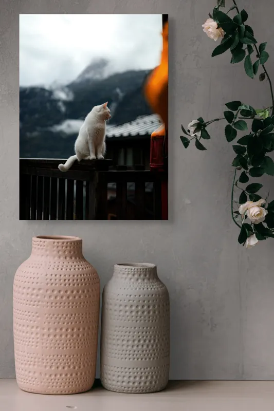 Tablou Canvas, "Pisica albă în munți înzăpeziți", Pisică, Albă, Balustradă, Munți, Nori, Peisaj, Calm, Rece, Frumusețe, Natural., 39 x 54 cm – poza 6