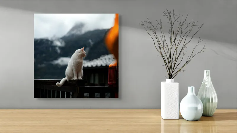 Tablou Canvas, "Pisica albă în munți înzăpeziți", Pisică, Albă, Balustradă, Munți, Nori, Peisaj, Calm, Rece, Frumusețe, Natural., 50 x 50 cm – poza 3