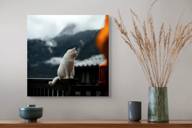 Tablou Canvas, "Pisica albă în munți înzăpeziți", Pisică, Albă, Balustradă, Munți, Nori, Peisaj, Calm, Rece, Frumusețe, Natural., 50 x 50 cm – poza 4