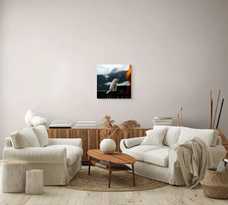 Tablou Canvas, "Pisica albă în munți înzăpeziți", Pisică, Albă, Balustradă, Munți, Nori, Peisaj, Calm, Rece, Frumusețe, Natural., 50 x 50 cm – poza 7