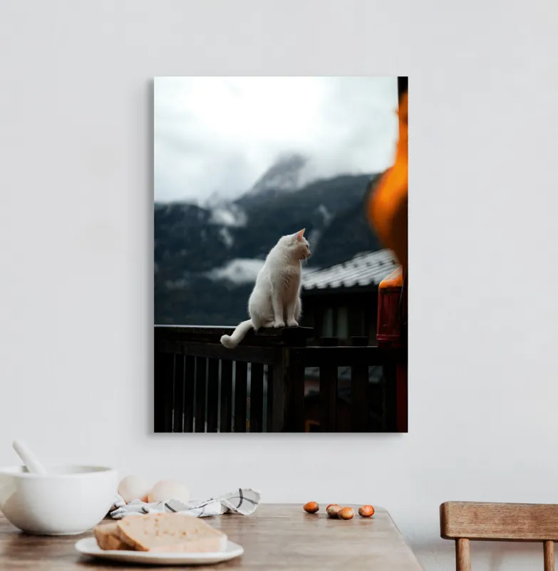 Tablou Canvas, "Pisica albă în munți înzăpeziți", Pisică, Albă, Balustradă, Munți, Nori, Peisaj, Calm, Rece, Frumusețe, Natural., 50 x 70 cm – poza 3