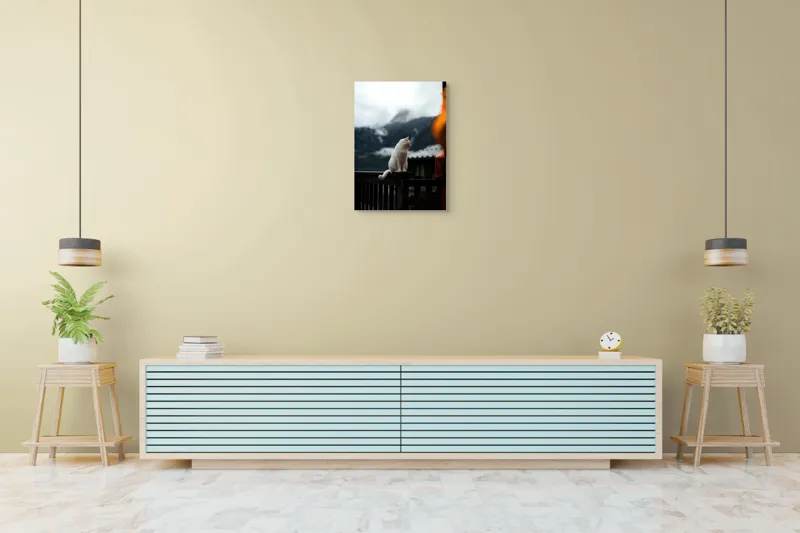 Tablou Canvas, "Pisica albă în munți înzăpeziți", Pisică, Albă, Balustradă, Munți, Nori, Peisaj, Calm, Rece, Frumusețe, Natural., 50 x 70 cm – poza 6