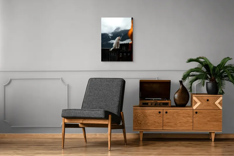 Tablou Canvas, "Pisica albă în munți înzăpeziți", Pisică, Albă, Balustradă, Munți, Nori, Peisaj, Calm, Rece, Frumusețe, Natural., 50 x 70 cm – poza 8