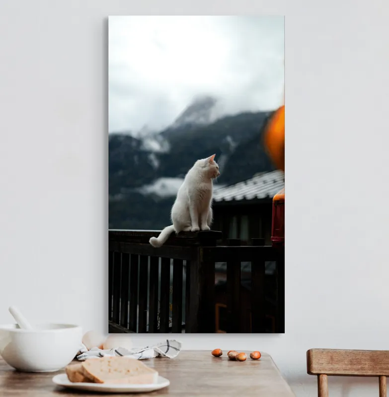 Tablou Canvas, "Pisica albă în munți înzăpeziți", Pisică, Albă, Balustradă, Munți, Nori, Peisaj, Calm, Rece, Frumusețe, Natural., 50 x 90 cm – poza 3