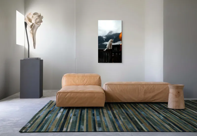 Tablou Canvas, "Pisica albă în munți înzăpeziți", Pisică, Albă, Balustradă, Munți, Nori, Peisaj, Calm, Rece, Frumusețe, Natural., 50 x 90 cm – poza 5
