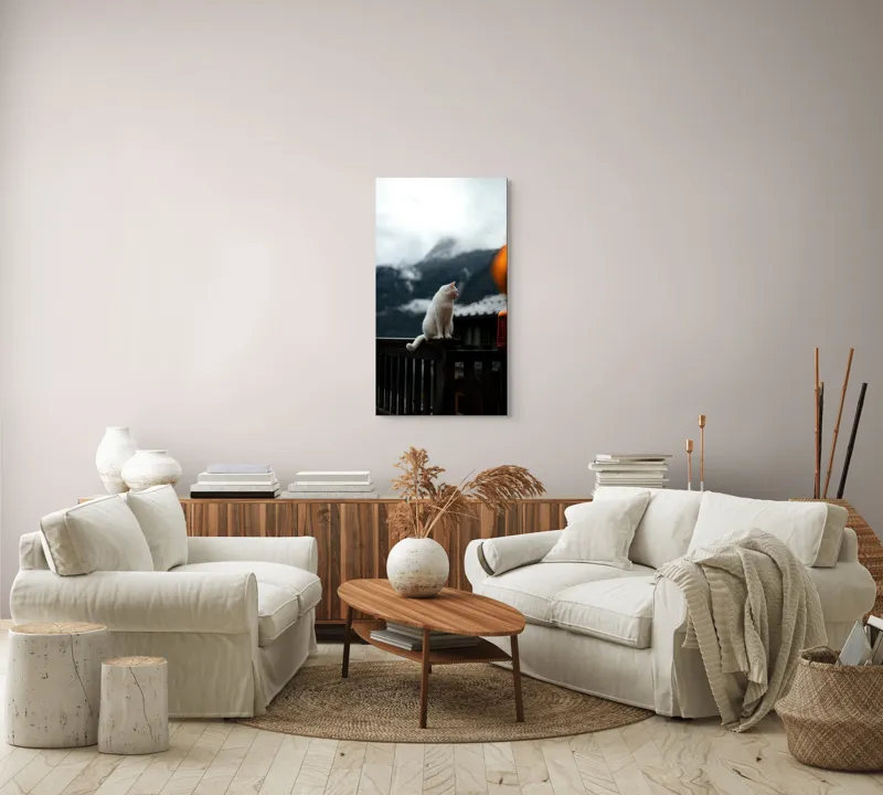 Tablou Canvas, "Pisica albă în munți înzăpeziți", Pisică, Albă, Balustradă, Munți, Nori, Peisaj, Calm, Rece, Frumusețe, Natural., 50 x 90 cm – poza 7