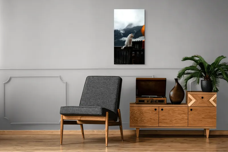 Tablou Canvas, "Pisica albă în munți înzăpeziți", Pisică, Albă, Balustradă, Munți, Nori, Peisaj, Calm, Rece, Frumusețe, Natural., 50 x 90 cm – poza 8