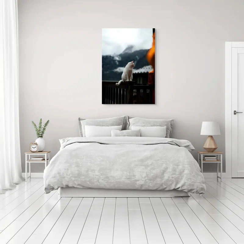Tablou Canvas, "Pisica albă în munți înzăpeziți", Pisică, Albă, Balustradă, Munți, Nori, Peisaj, Calm, Rece, Frumusețe, Natural., 70 x 100 cm – poza 3