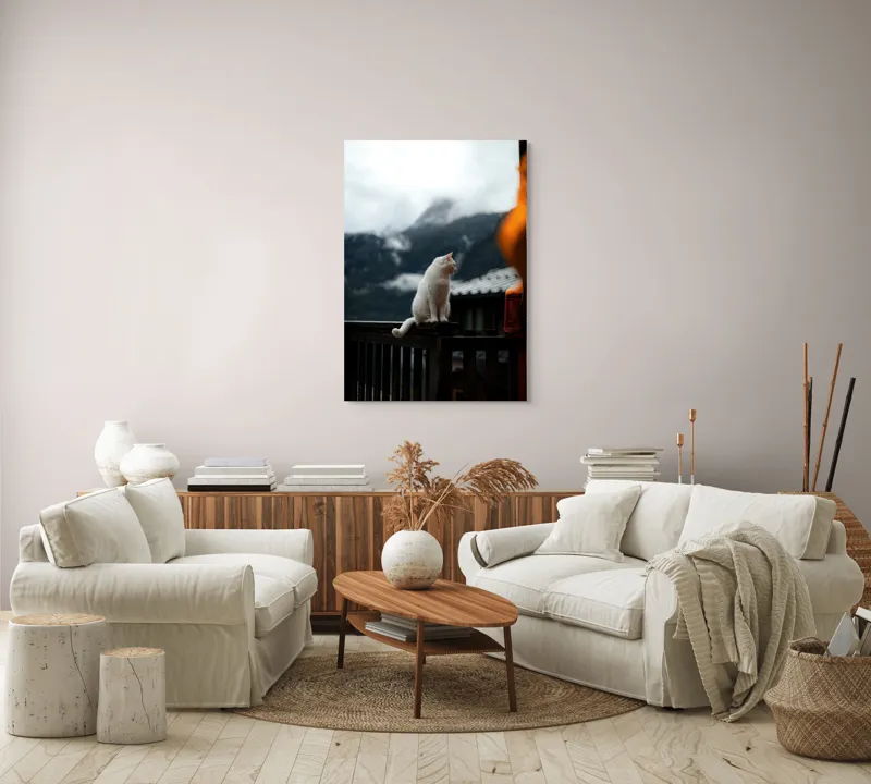 Tablou Canvas, "Pisica albă în munți înzăpeziți", Pisică, Albă, Balustradă, Munți, Nori, Peisaj, Calm, Rece, Frumusețe, Natural., 70 x 100 cm – poza 4
