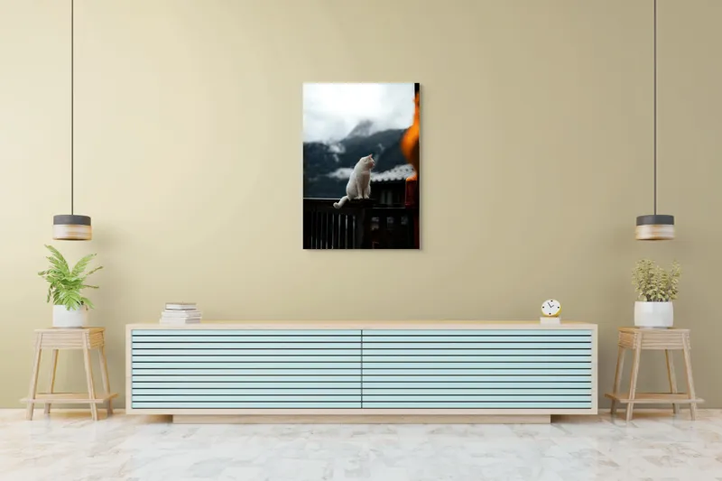 Tablou Canvas, "Pisica albă în munți înzăpeziți", Pisică, Albă, Balustradă, Munți, Nori, Peisaj, Calm, Rece, Frumusețe, Natural., 70 x 100 cm – poza 5