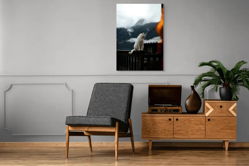 Tablou Canvas, "Pisica albă în munți înzăpeziți", Pisică, Albă, Balustradă, Munți, Nori, Peisaj, Calm, Rece, Frumusețe, Natural., 70 x 100 cm – poza 6