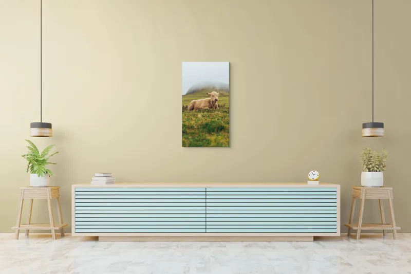 Tablou Canvas, "Vițel odihnindu-se pe câmp verde", Vacă, Câmpie, Ceață, Deal, Iarbă, Liniște, Natură, 50 x 90 cm – poza 6
