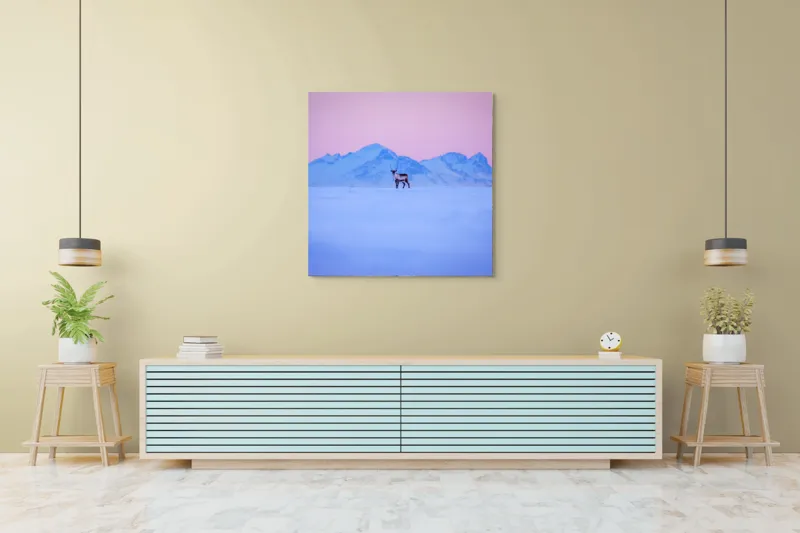 Tablou Canvas, "Renul singuratic în amurg înghețat", Cer, Munți, Ren, Zăpadă, Apus, Liniște, Izolare, Frumusețe, Răceală, Serenitate., 100 x 100 cm – poza 5