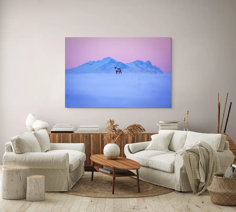 Tablou Canvas, "Renul singuratic în amurg înghețat", Cer, Munți, Ren, Zăpadă, Apus, Liniște, Izolare, Frumusețe, Răceală, Serenitate., 150 x 100 cm – poza 3