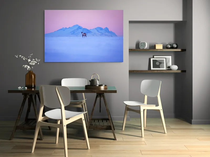 Tablou Canvas, "Renul singuratic în amurg înghețat", Cer, Munți, Ren, Zăpadă, Apus, Liniște, Izolare, Frumusețe, Răceală, Serenitate., 150 x 100 cm – poza 5