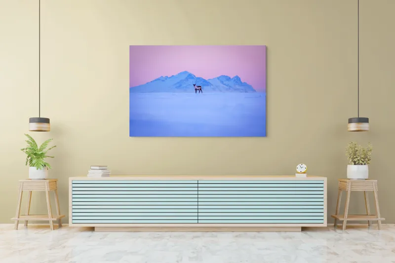 Tablou Canvas, "Renul singuratic în amurg înghețat", Cer, Munți, Ren, Zăpadă, Apus, Liniște, Izolare, Frumusețe, Răceală, Serenitate., 150 x 100 cm – poza 6