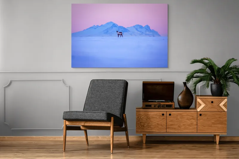 Tablou Canvas, "Renul singuratic în amurg înghețat", Cer, Munți, Ren, Zăpadă, Apus, Liniște, Izolare, Frumusețe, Răceală, Serenitate., 150 x 100 cm – poza 8
