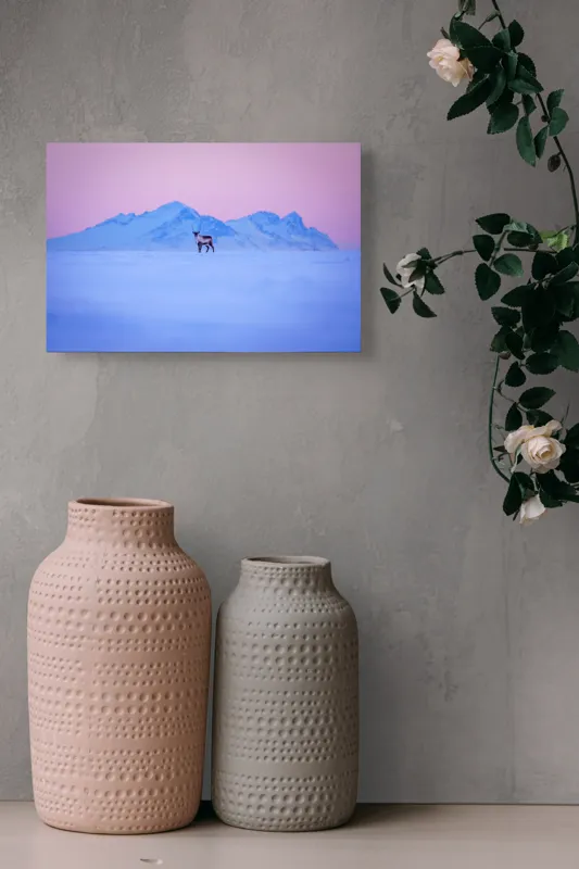 Tablou Canvas, "Renul singuratic în amurg înghețat", Cer, Munți, Ren, Zăpadă, Apus, Liniște, Izolare, Frumusețe, Răceală, Serenitate., 39 x 26 cm – poza 4