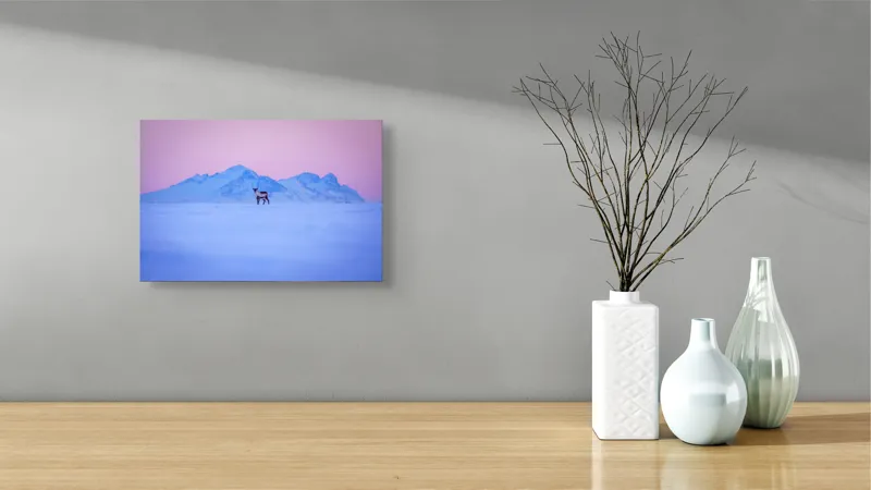 Tablou Canvas, "Renul singuratic în amurg înghețat", Cer, Munți, Ren, Zăpadă, Apus, Liniște, Izolare, Frumusețe, Răceală, Serenitate., 39 x 26 cm – poza 8