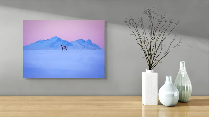 Tablou Canvas, "Renul singuratic în amurg înghețat", Cer, Munți, Ren, Zăpadă, Apus, Liniște, Izolare, Frumusețe, Răceală, Serenitate., 54 x 39 cm – poza 3