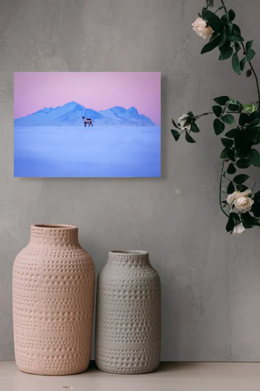 Tablou Canvas, "Renul singuratic în amurg înghețat", Cer, Munți, Ren, Zăpadă, Apus, Liniște, Izolare, Frumusețe, Răceală, Serenitate., 54 x 39 cm – poza 8