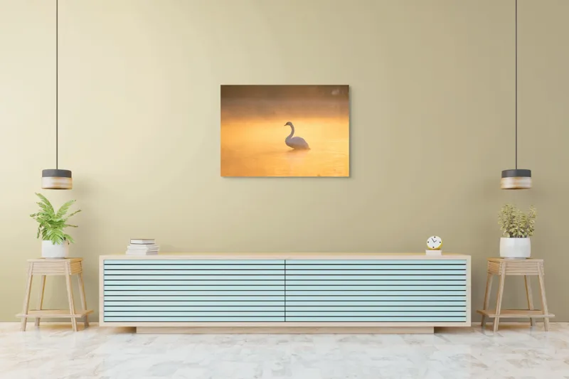 Tablou Canvas, "Lebăda în lumina dimineții aurii", Grație, Serenitate, Lumină, Reflecție, Răsărit, Apă, Siluetă, Ceață., 100 x 70 cm – poza 4