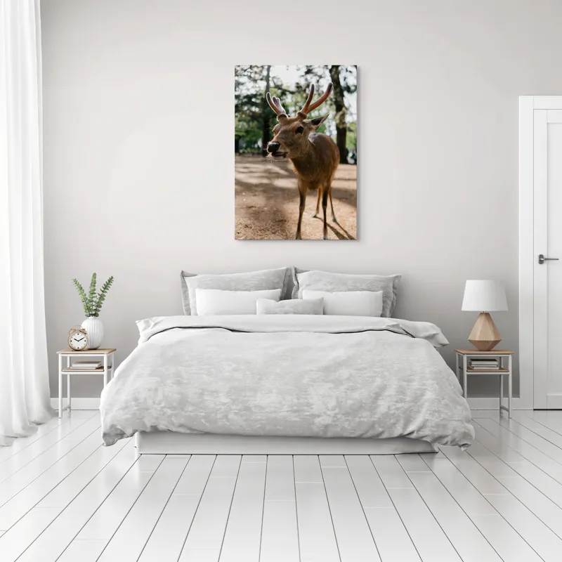 Tablou Canvas, "Misteriosul cerb în lumina pădurii", Cerb, Pădure, Soare, Iluminare, Coarne, Natură, Frunze, Umbră, Libertate, Privire, 70 x 100 cm – poza 3