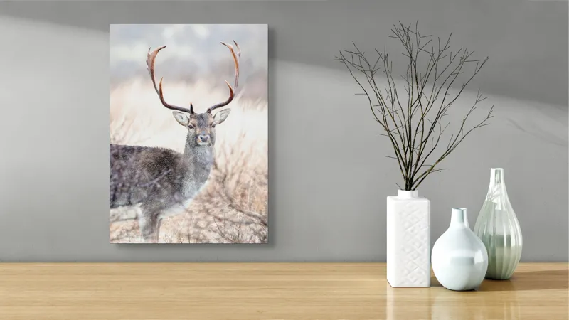 Tablou Canvas, "Cerbul solitar în lumina dimineții", Cerb, Majestic, Antlers, Natură, Frumusețe, Sălbatic, Peisaj, Eleganță, 39 x 54 cm – poza 4