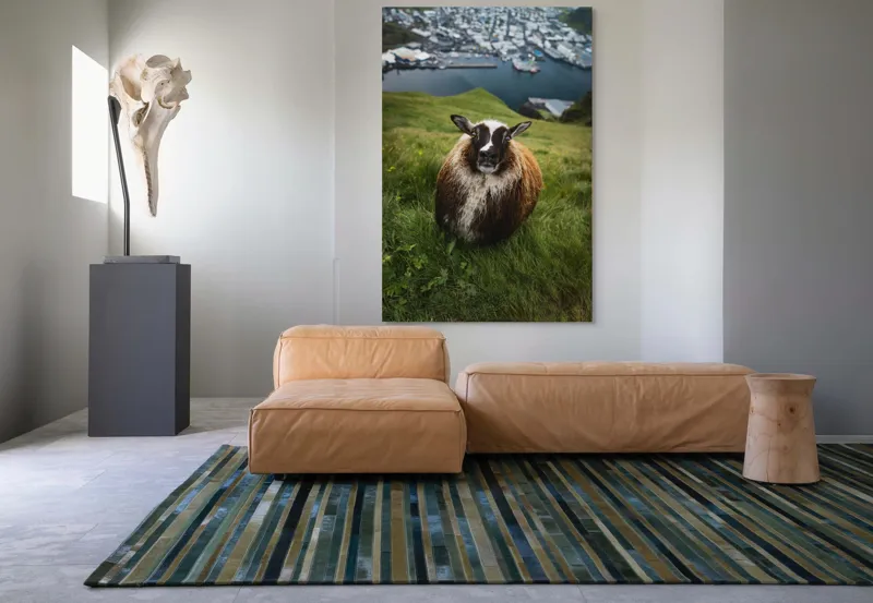 Tablou Canvas, "Peisaj idilic cu oaie curioasă", 100 x 150 cm – poza 7