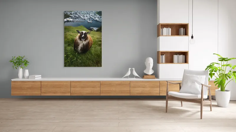 Tablou Canvas, "Peisaj idilic cu oaie curioasă", 100 x 150 cm – poza 8