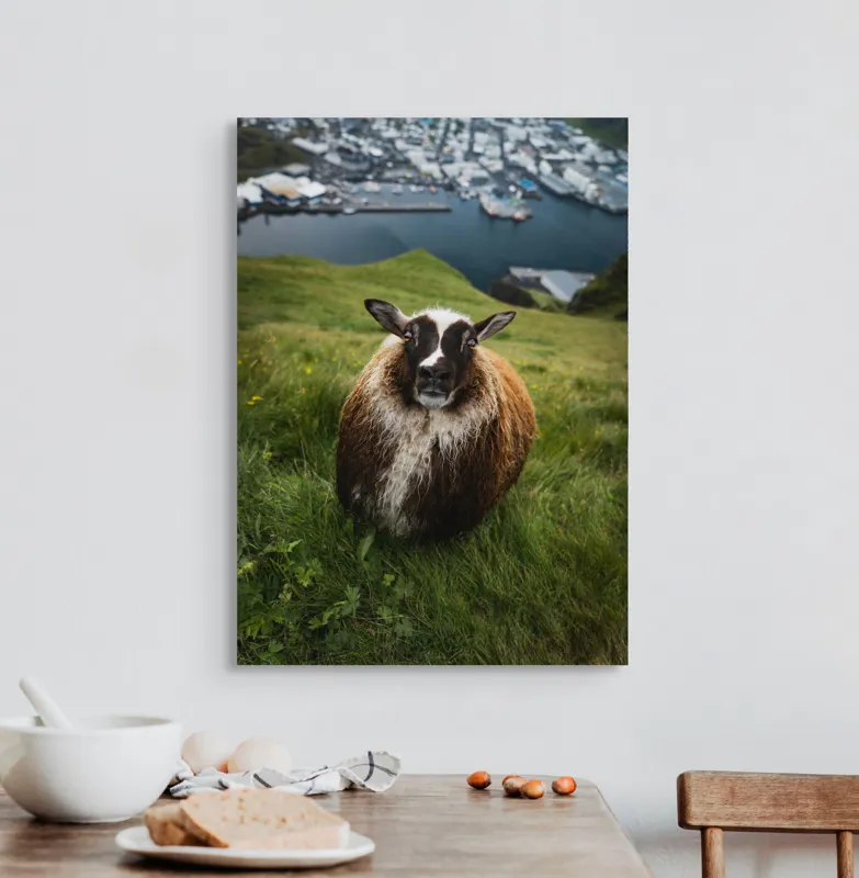 Tablou Canvas, "Peisaj idilic cu oaie curioasă", 50 x 70 cm – poza 3