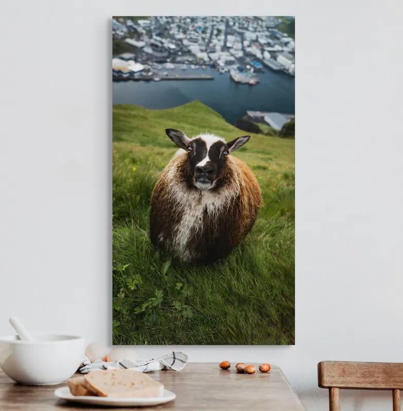 Tablou Canvas, "Peisaj idilic cu oaie curioasă", 50 x 90 cm – poza 3