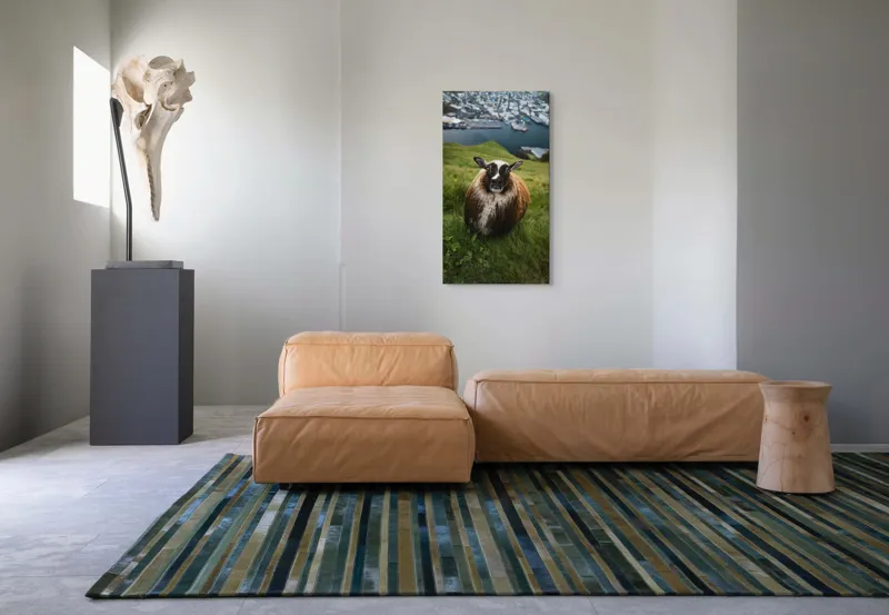 Tablou Canvas, "Peisaj idilic cu oaie curioasă", 50 x 90 cm – poza 5
