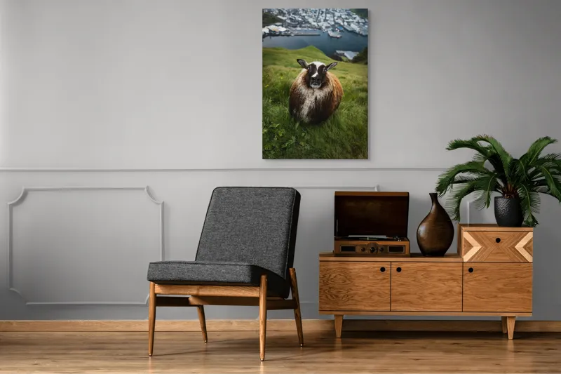 Tablou Canvas, "Peisaj idilic cu oaie curioasă", 70 x 100 cm – poza 6