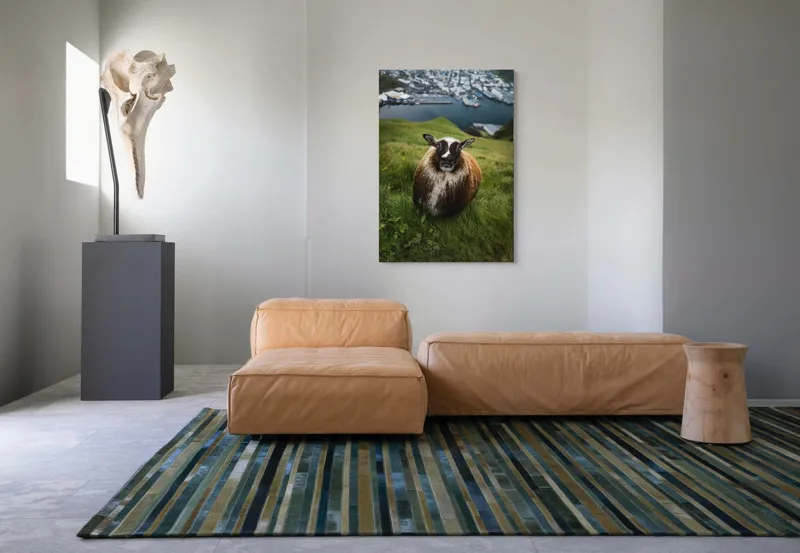 Tablou Canvas, "Peisaj idilic cu oaie curioasă", 70 x 100 cm – poza 7