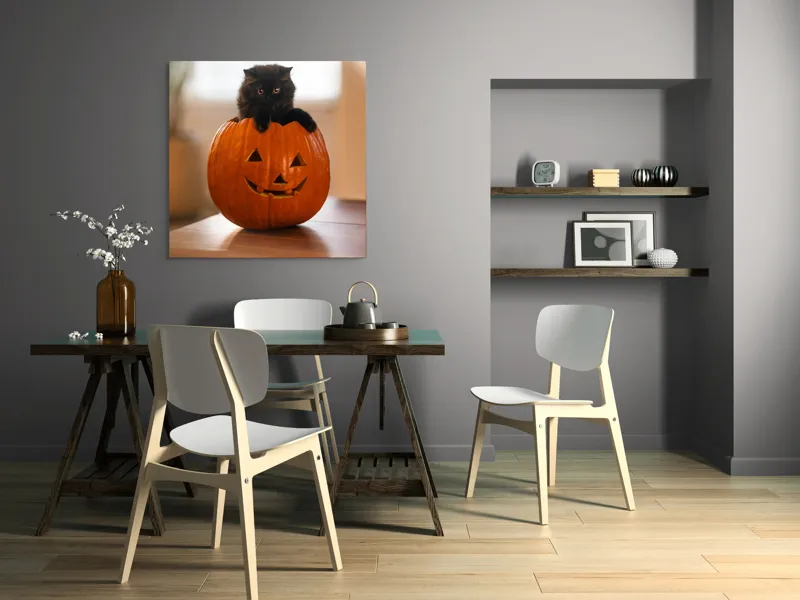 Tablou Canvas, "Pisoi curios într-un dovleac sculptat", Felina, Dovleac, Negru, Drăgălaș, Halloween, Lumină, Mobilier, Blană, Fereastră, Bucurie, 100 x 100 cm – poza 6
