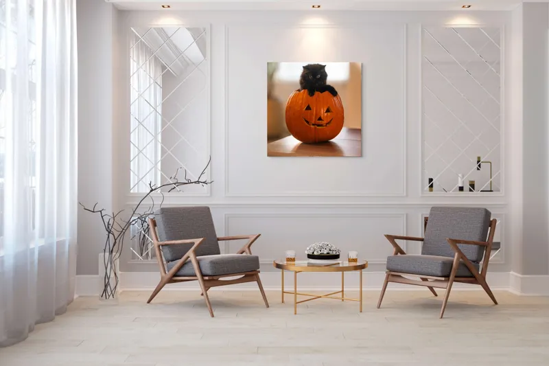 Tablou Canvas, "Pisoi curios într-un dovleac sculptat", Felina, Dovleac, Negru, Drăgălaș, Halloween, Lumină, Mobilier, Blană, Fereastră, Bucurie, 100 x 100 cm – poza 7