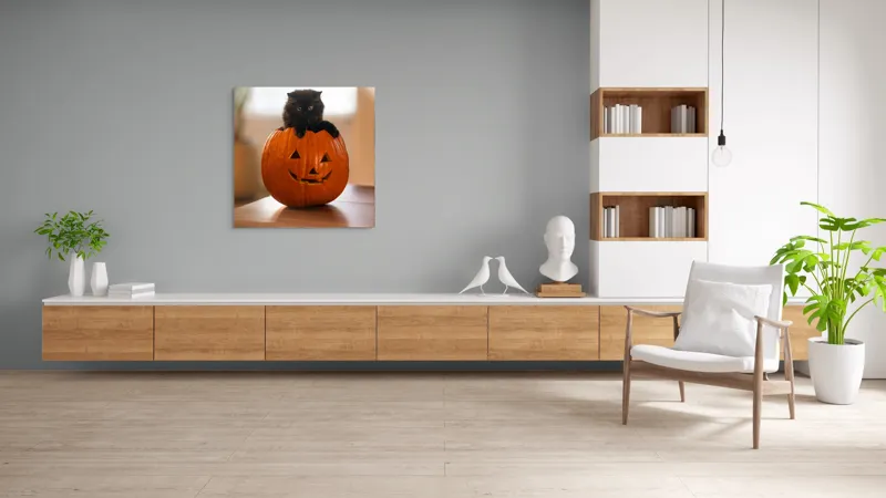 Tablou Canvas, "Pisoi curios într-un dovleac sculptat", Felina, Dovleac, Negru, Drăgălaș, Halloween, Lumină, Mobilier, Blană, Fereastră, Bucurie, 100 x 100 cm – poza 8